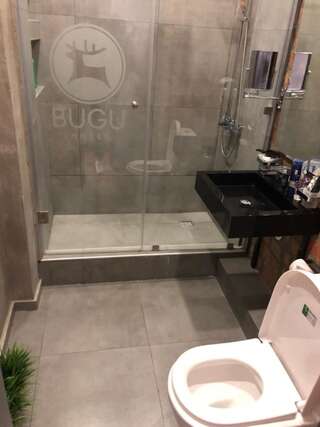Отель Bugu Hotel Bishkek Бишкек Бюджетный двухместный номер с 2 отдельными кроватями-2